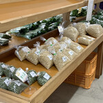 さんさん市場 - 品数豊富な店内
