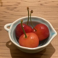 鮨 さえ喜 - 一粒牛丼1個分のさくらんぼ