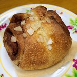 季節の酵母パン punch - りんご酵母シナモンロール…税込280円