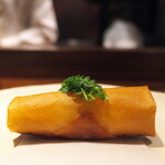 アカ - 揚げ春巻きに仕立てた生ハムのクリームコロッケ。