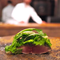 アカ - 燻製のサバをハーブのサラダと。