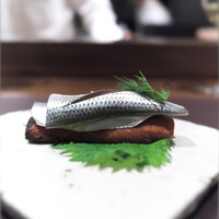 アカ - ビネガーでしめたこはだ、トマトパンと大葉を敷いて。