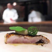 アカ - 炭火で焼いた金目鯛。レアな焼き上がりに菊芋のピューレを乗せる。