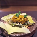 アカ - 細切りにした堀川ごぼうと海藻をフリットにしてウニと共に。