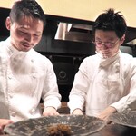 アカ - シェフとフロア統括の島田さん、楽しそう♬