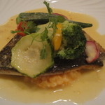 黒鯛のポワレ、サフランソース