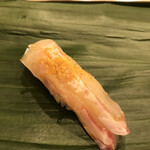 寿司処 やまざき - おまかせ６０００円。ハタ。カラスミを振っての提供です。身のしまった脂のある白身は噛むほどに味が出て、とーっても美味しくいただきました（╹◡╹）（╹◡╹）