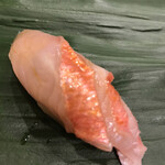 寿司処 やまざき - おまかせ６０００円。金目鯛。この日は２貫づけでの提供です。厚みは同じでも１枚で出されるよりも口どけ良く、美味しさを堪能できます（╹◡╹）（╹◡╹）