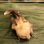 寿司処 やまざき - おまかせ６０００円。トリ貝。生のトリ貝は、食感と後口が良く、この時期ならではの味覚です（╹◡╹）