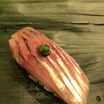 寿司処 やまざき - おまかせ６０００円。鯵。見た目も鮮やかな鯵は、鮮度の良さが際立ち、程よい脂とスッキリした旨味が良かったです（╹◡╹）