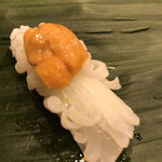 寿司処 やまざき - おまかせ６０００円。白烏賊。雲丹を乗せ、塩でいただきます。イカの甘みを存分に楽しめます（╹◡╹）（╹◡╹）