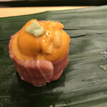 寿司処 やまざき - おまかせ６０００円。雲丹トロ巻き。旨味の濃いものどうしですが、喧嘩しながらも、調和もあり、破壊的な美味しさです（╹◡╹）（╹◡╹）