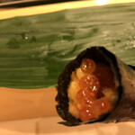 寿司処 やまざき - おまかせ６０００円。雲丹とイクラの手巻き。こちらはそれなりです(^｡^)