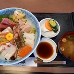 岩井屋 - 鮮魚１０点盛りの潮彩づくし丼