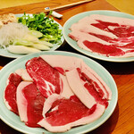 ももんじや - ◎猪鍋は深紅色した赤身と白い脂身の色合いから「ぼたん鍋」とも言われている。