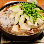 ももんじや - ◎猪肉、ねぎ、木綿豆腐、白滝、せりなどの具材をぎっしり入れて15分ほど煮込んでから食べる。