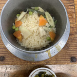 Gyotei Iwashi Chaya - 鰯コースの釜飯。筍にんじんなどの野菜と、鰯の身が入る。茶碗一杯分。あさりのみそ汁、高菜漬つき。
      
      これでもか、というラインナップ。