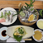 Gyotei Iwashi Chaya - 鰯コース税別2500円に、鰯寿司（3貫・左上）税別を追加。
                      
                      右上はコースの「刺盛り」。鰯3.5尾分とキビナゴ。
                      
                      手前はコースの「なます」。酢の物をミルフィーユ状に積み、鰯の酢締めが挟まれている。