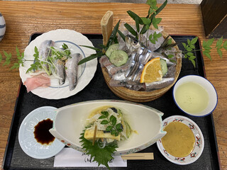 Gyotei Iwashi Chaya - 鰯コース税別2500円に、鰯寿司（3貫・左上）税別を追加。
                        
                        右上はコースの「刺盛り」。鰯3.5尾分とキビナゴ。
                        
                        手前はコースの「なます」。酢の物をミルフィーユ状に積み、鰯の酢締めが挟まれている。