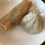 中國食彩 アオヤマ - ランチセットの点心（小籠包と春巻き）