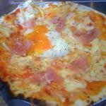 CONA - ランチピザ：生ハムと半熟卵、ちょっと食べづらい