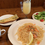 ファヴォレヴォーレ - スモークサーモンのレモンパスタ