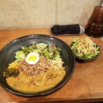 SPICY CURRY 魯珈 - ホタテ×煮干×ダル~北海道産ホタテの豆カレー~のろかプレート∔肉ダブル∔ぷちサラダ