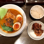 麺屋 穂 - 担々麺 大辛とサービスの白ご飯と唐揚げ2ヶ