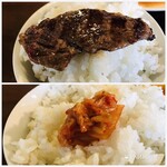 咲々園 - 上  肉オンザライス
下  白菜キムチオンザライス