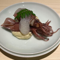 鮨 佐がわ - スモークしたホタルイカ　焼きナスのピューレ　蛤の出汁の餡