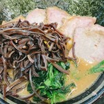 豚骨醤油ラーメン 王道家 - チャーシューメン5枚(1000円), のり(100円), キクラゲ(80円)