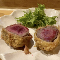 浅草じゅうろく - 山口県産のメス鹿のカツ　部位は内腿
                    噛むとジュワッと旨味がすぐに感じられます。
                    鮮度が良いので火の入れ方もこれ位がベスト、赤い血が少し浮いていますがジビエらしさがあり、とても美味しいのです♪