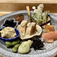 浅草じゅうろく - ◆山形アスパラ天ぷら
                    ◆秋田天然タラの芽にこごみ天ぷら
                    ◆ぐじ玉子焼き
                    ◆明太子昆布締め
                    ◆葉唐辛子煮
                    ◆静岡県そら豆
                    ◆宮古島枝豆
                    ◆青大豆手作り湯葉
                    ◆丹波黒豆煮
                    ◆軍鶏
                    ◆蕗味噌
                    ◆あん肝白和え