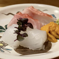 浅草じゅうろく - ◆函館の馬糞ウニ
                    小粒ですが味は良いです。
                    ◆竹岡のアオリイカ
                    ５日寝かせたイカはねっとり、身の裏と表に包丁を入れた事で、より甘みが感じられます。
                    ◆勝浦の金目鯛
                    甘みがあり柔らかで美味しいです。