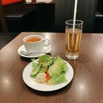 パスタ イイネ - 週末&日祝パスタセット 1,680円(税込)のグリーンサラダ、完熟トマトスープと辛口ジンジャーエール