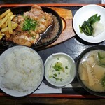 Kushi Yaki Ba Chigusa - ガーリックチキン定食