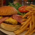 サニーダイナー - ベーコンチーズコンボと山盛りポテト