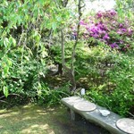大佛茶廊 - 庭園の中には、ちいさなベンチもありました。
