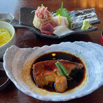 網元料理 徳造丸 - 金目鯛煮魚と刺身膳 2310円。