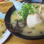 はじめ屋 - もやしが乗っかってて宮崎ラーメンのデフォ