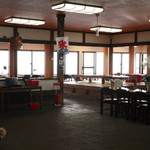 魚見亭 - 広々とした店内の向こう側は２７０度テラス席で海を臨める