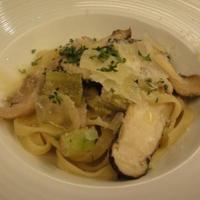 RISTORANTE YOSHIMI - 鶏肉と松茸のタリアテッレ
                  
                  