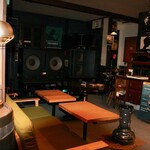 ジャズ喫茶 アビーロード - 広さ約33畳分。音量は90db、JAZZ鑑賞のボリュームで会話は基本不可。