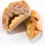 ベーカリー 柳月堂 - チーズ（130円）おなじみのくるみパンに、角のプロセスチーズが詰まっています。