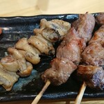 煮込み もつ焼き 八郎酒場 - おまかせ焼串はカワ、ハラミ、カシラ