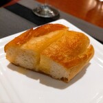 Zona ITALIA - ガーリックバタートースト。
            すっごく外カリッ中フワッでバターが滴り落ちるぐらいタップリで美味しい(≧∀≦)