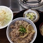 霧島 - ラム丼セット450円：ラム丼、味噌汁、お新香、キャベツ