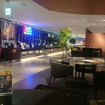 THE NEW YORK BAYSIDE KITCHEN - ブルーのネオンの下はドリンクバー！