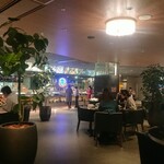 THE NEW YORK BAYSIDE KITCHEN - フロアは広く、照明は落とされて落ち着いた雰囲気！正にラウンジバーの様な・・・