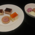 THE NEW YORK BAYSIDE KITCHEN - プチケーキ10種類・アイスクリーム10種類程